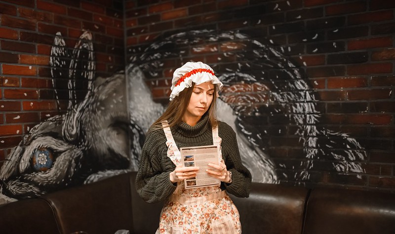 Выездные квесты на Международный женский день: организаторы проводят игру в школе Samara