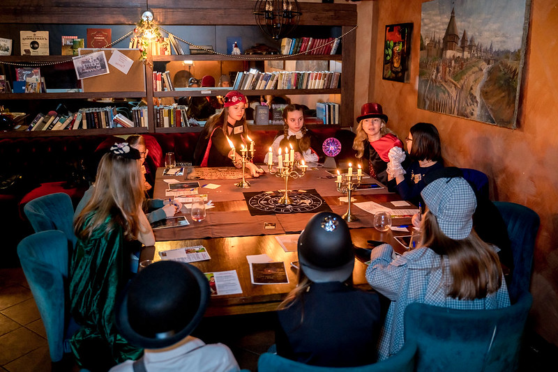 Дети разгадывают загадки в семейном квесте Хэллоуина в Самаре