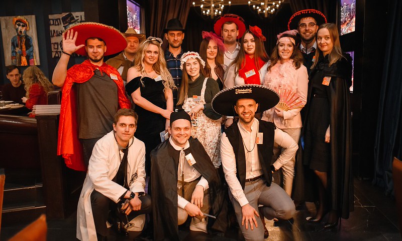 Корпоратив на Новый год в Самаре — празднично украшенный банкетный зал